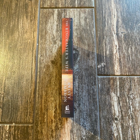 𝕥𝕙𝕖 𝕣𝕚𝕟𝕘𝕞𝕒𝕤𝕥𝕖𝕣'𝕤 𝕨𝕚𝕗𝕖. - Picture 3 of 3